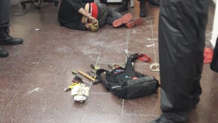 lo-atraparon-robando-100000-reconocida-concesionaria-autos-831933-180909