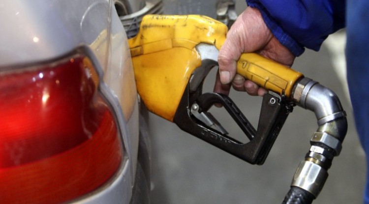 cargar-nafta-combustible-e1533831608858