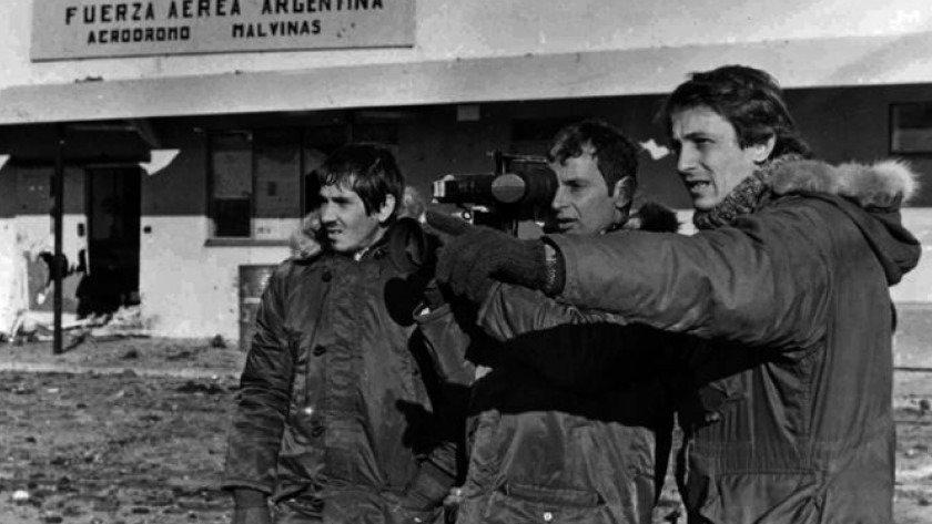 Camarógrafo Alfredo Lámela y el ayudante Marcos Novo, 1 de mayo del 82, primer bombardeo inglés a la base aérea Malvinas. Nicolás Kasanzew.