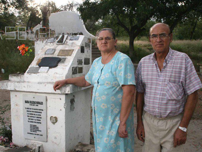 Una foto de hace unos años atrás: Ada y Elías Morales en el monolito que se erigió en el lugar donde fue encontrado el cuerpo de la joven