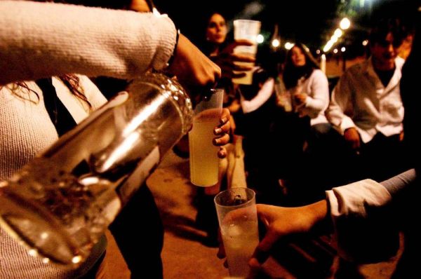mujeres-tomando