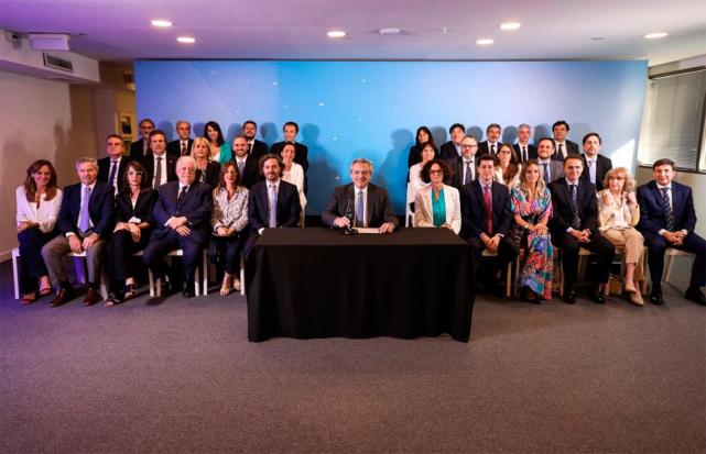 tmb1_los-nuevos-miembros-ellos-ocuparan-21-ministerios-gobierno-asumira-martes-827546-192217