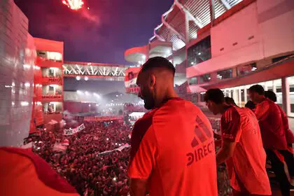 los-jugadores-de-river-disfrutan-del-banderazo-de-5Z6G67EYBBBVRE6YATCBQ6OYL4