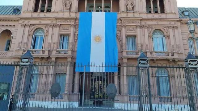 tmb1_transicion-gobierno-desplego-inmensa-bandera-frente-casa-rosada-827494-092800