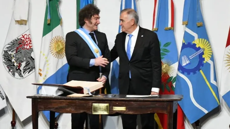 javier-milei-y-osvaldo-jaldo-la-firma-del-pacto-mayopng