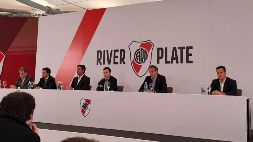 stefano-di-carlo-y-los-principales-dirigentes-de-river-en-conferencia-de-prensa_862x485