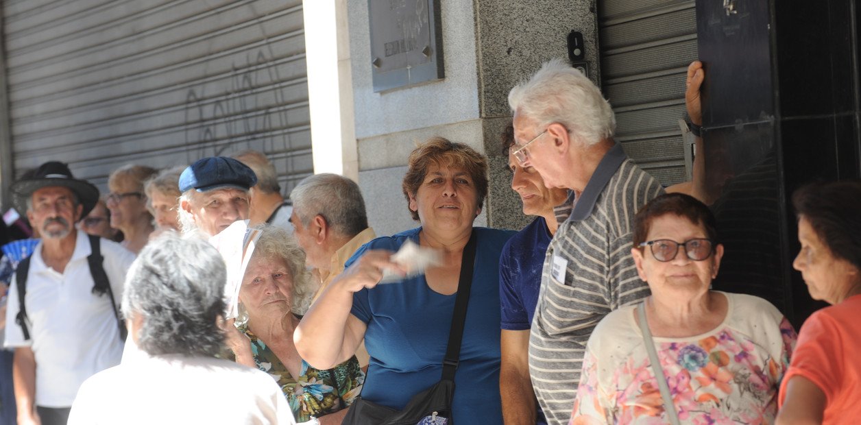 los-jubilados-hicieron-cola-a___OBF9DhDy_1256x620__1
