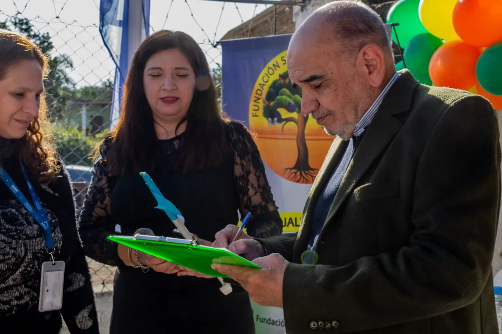 af74640b-877e-4ccb-b27a-c0993229b321