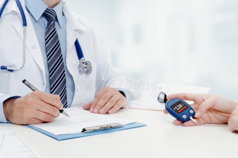 consulta-de-la-diabetes-del-doctor-y-paciente-en-oficina-o-clínica-119327515