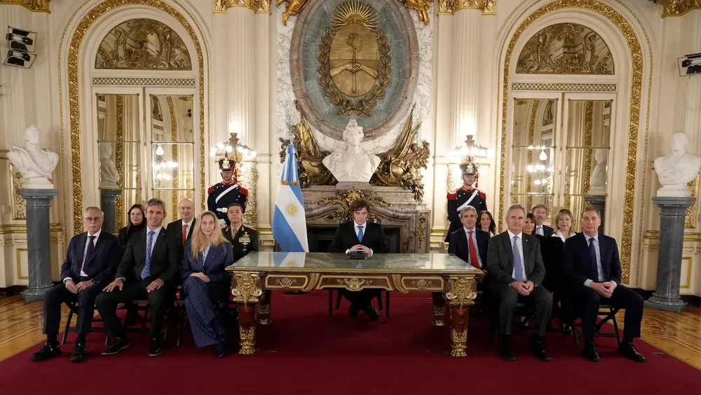 javier-milei-hablo-en-cadena-nacional-sobre-malvinas-junto-a-todo-su-gabinete-foto-presidencia-7UFFDAX5OZEIFKDE7ECUCKU2HY