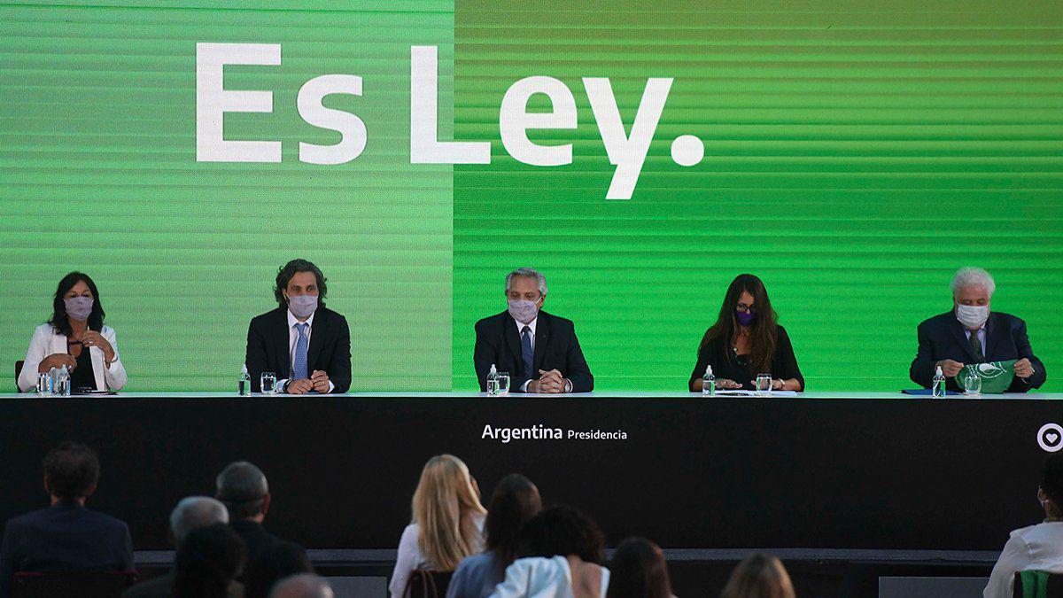alberto-promulgo-la-ley-del-abortojpg