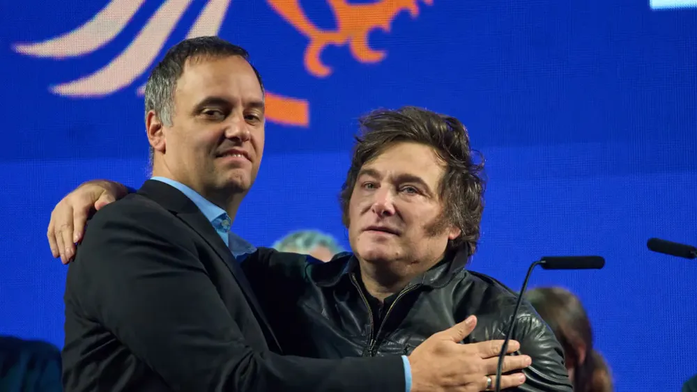 manuel-adorni-junto-al-presidente-javier-milei-foto-ap-IT5LLVYD3ZDADL733CGCCVAGE4