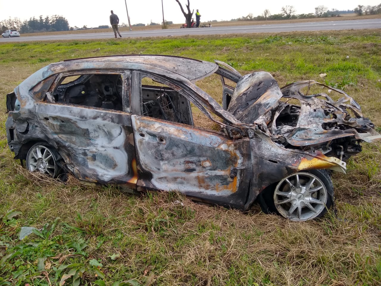Joven salvó su vida de milagro tras chocar e incinerarse su vehículo