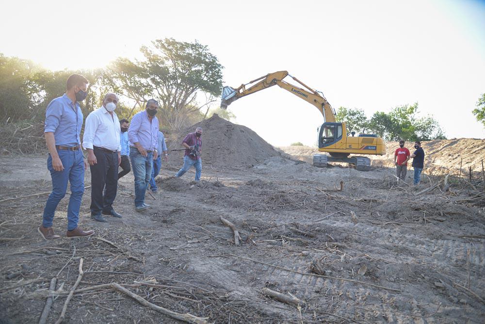 Manzur-inspecciona-obras-en-río-Medinas-15