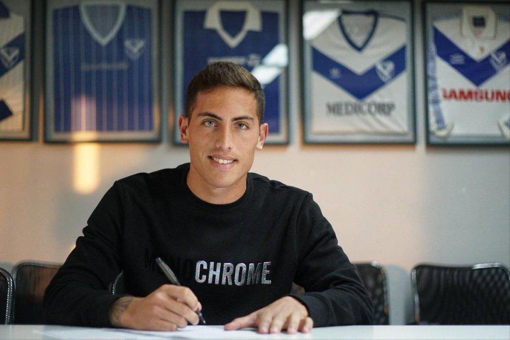 brian-cufre-firma-la-renovacion-de-su-contrato-con-velez-sarsfield-el-28-de-junio-de-2018--twitter-velez