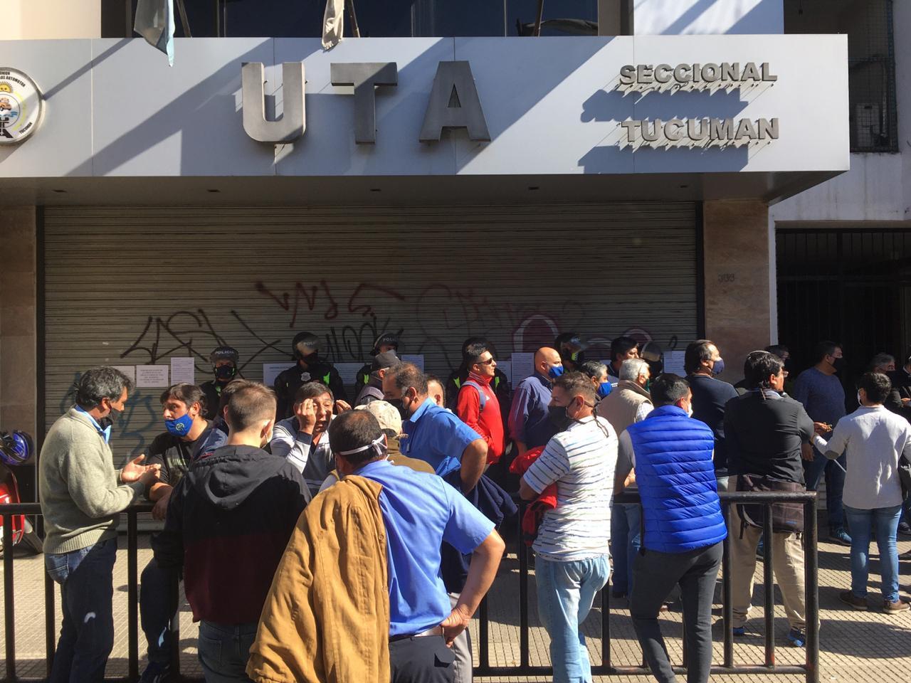 laprida-al-300-trabajadores-uta-tras-marcha-se-concentraron-frente-al-gremio-la-gaceta--foto-de-ins-quinteros-orio-844262-115412