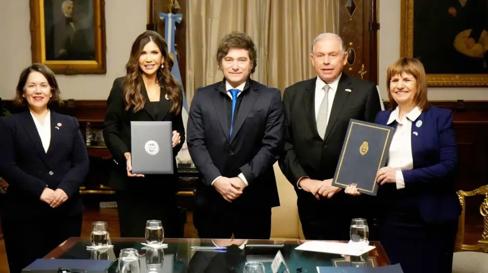 la-argentina-y-estados-unidos-firmaron-una-declaracion-de-intencion-para-el-ingreso-al-programa-de-exencion-de-visas-foto-oficina-del-presidente-javier-milei-SZXBOYVFBVDNHO5WMOVG466IAY