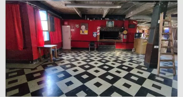 la-policia-federal-allano-un-boliche-clandestino-que-funcionaba-en-un-edificio-publico-cedido-a-la-universidad-de-las-madres-de-plaza-de-mayo-foto-policia-federal-HAJNA4HFK5FUJLUML3XMTIPOSY