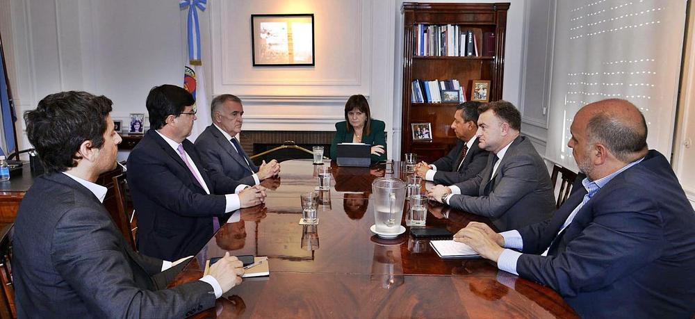 gobernador y funcionarios con la ministra de Seguridad