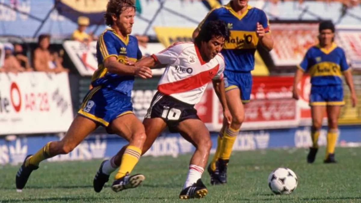 postal-tipica-los-ochenta-un-boca-river-enrique-hrabina-marcando-omar-palma-fondo-la-elegancia-claudio-marangoni