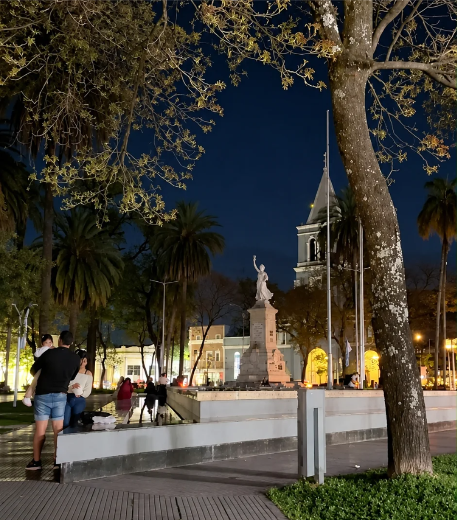 Plaza nocturna bajo los árboles