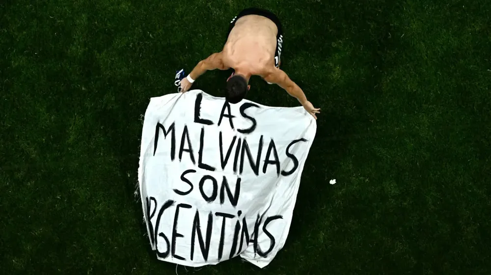 giovani-lo-celso-deja-la-bandera-con-la-leyenda-las-malvinas-son-argentinas-en-la-cancha-tras-la-victoria-de-la-seleccion-por-2-a-1-contra-inglaterra-foto-afpjewel-samad-RO5ITYYD7BDDLBGXCQSQK7IX3U