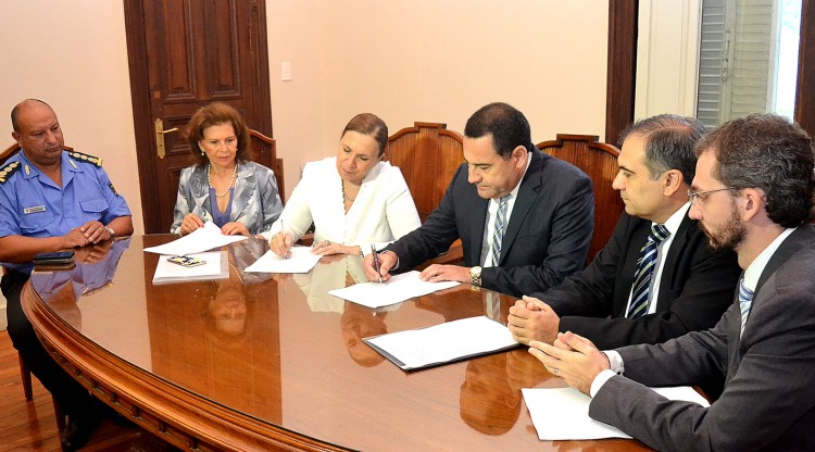 Firma-de-convenio-Regino-Amado