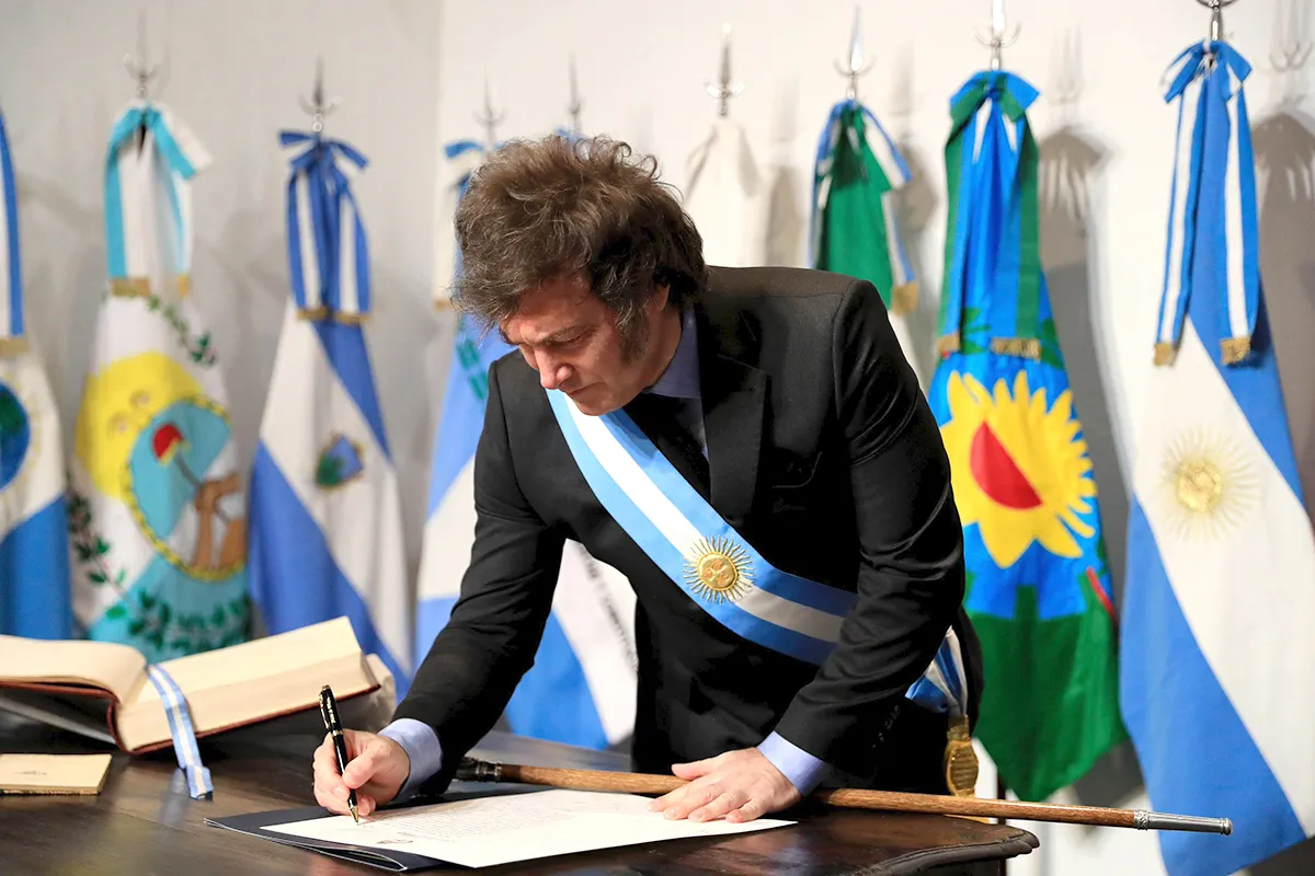 milei-firma-pacto-mayojpeg