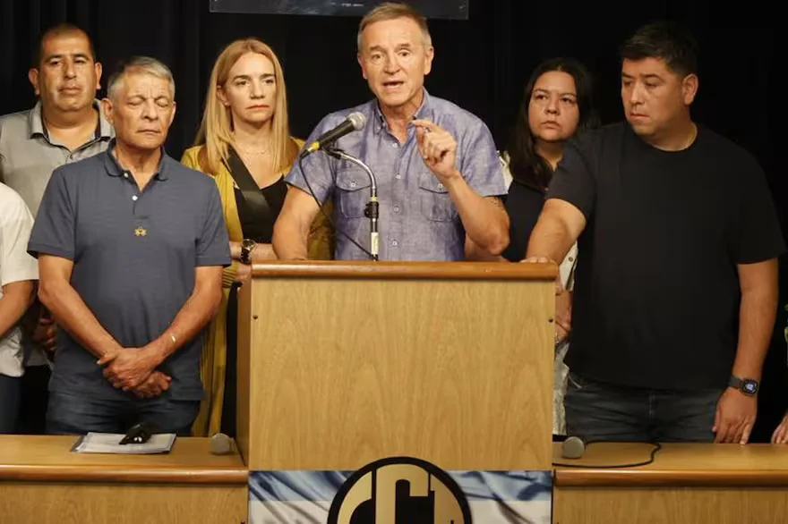 jorge-sola-flanqueado-por-octavio-arguello-y-BKCFZLOUSNDH5PEQY4VMIGWMWA