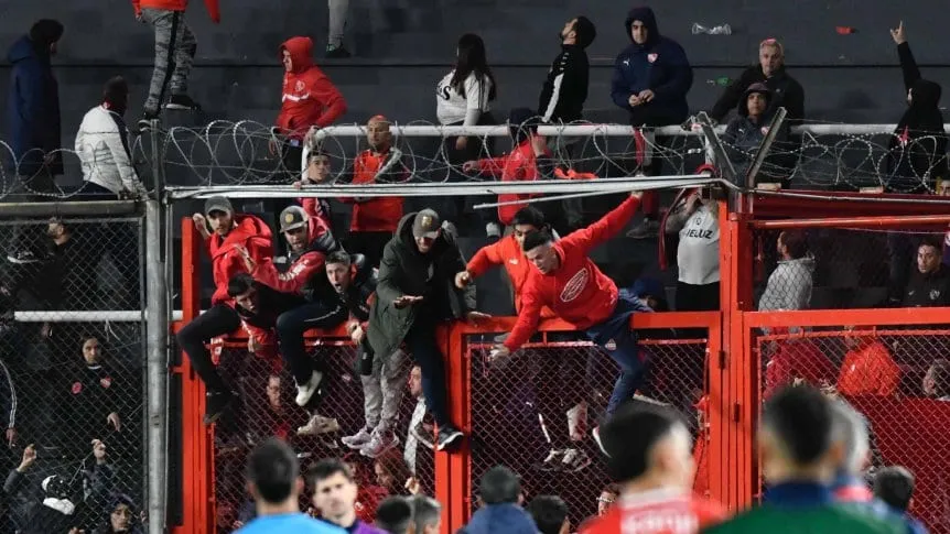 clima-caliente-en-avellaneda-fanaticos-de-la-u-de-chile-tiraron-proyectiles-contra-los-de-independiente_862x485