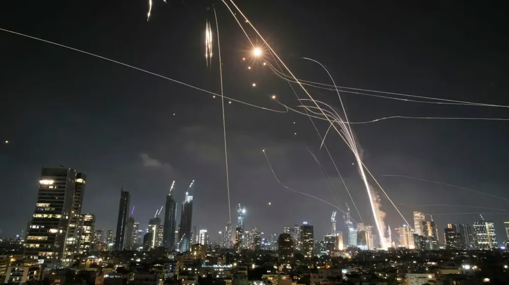 alerta-maxima-en-medio-oriente-israel-asegura-que-iran-lanzo-100-misiles-sobre-todo-su-territorio-y-siete-impactaron-en-tel-aviv-foto-ap-S2FH7CA6V5AFPARNN2GBHABYWY
