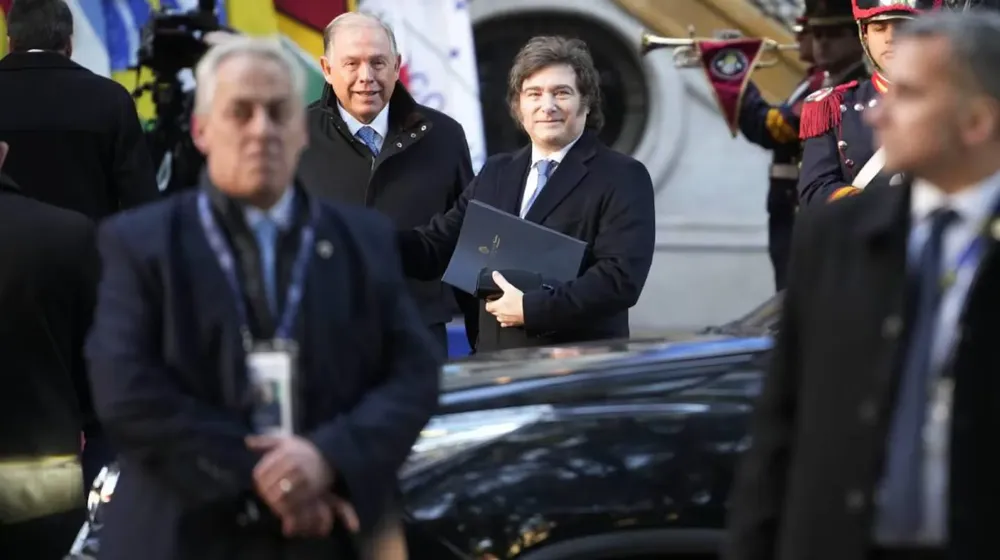 el-canciller-gerardo-werthein-junto-al-presidente-javier-milei-en-la-cumbre-del-mercosur-foto-na-daniel-vides-Y3XOUALSOFCSXH7MVC6WT5DVDA