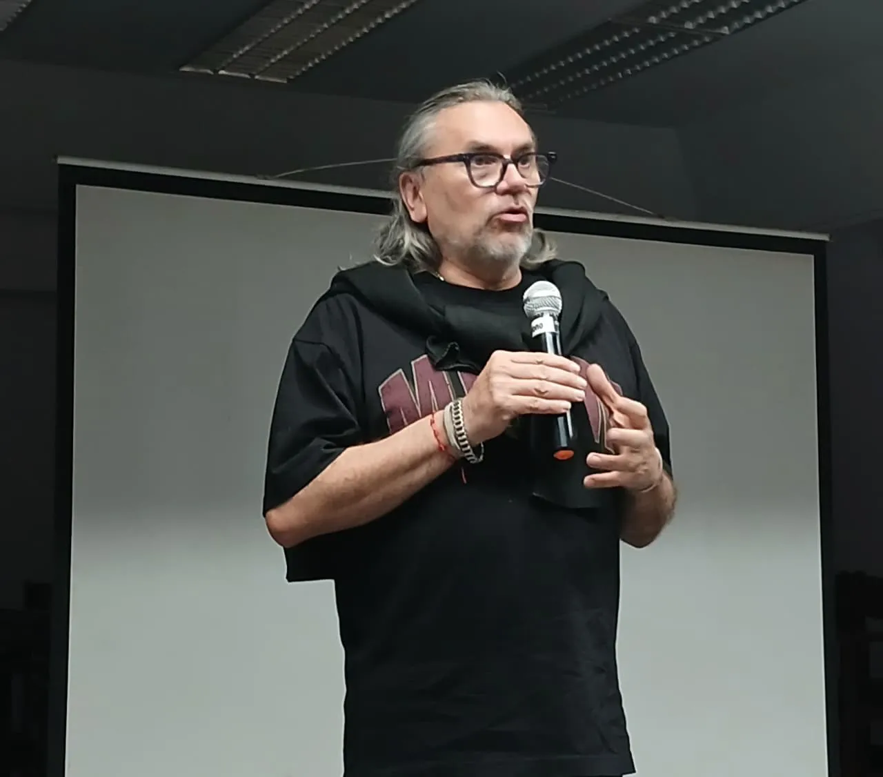 025d5499-d8c6-4304-ac4c-be7fc5ce9925