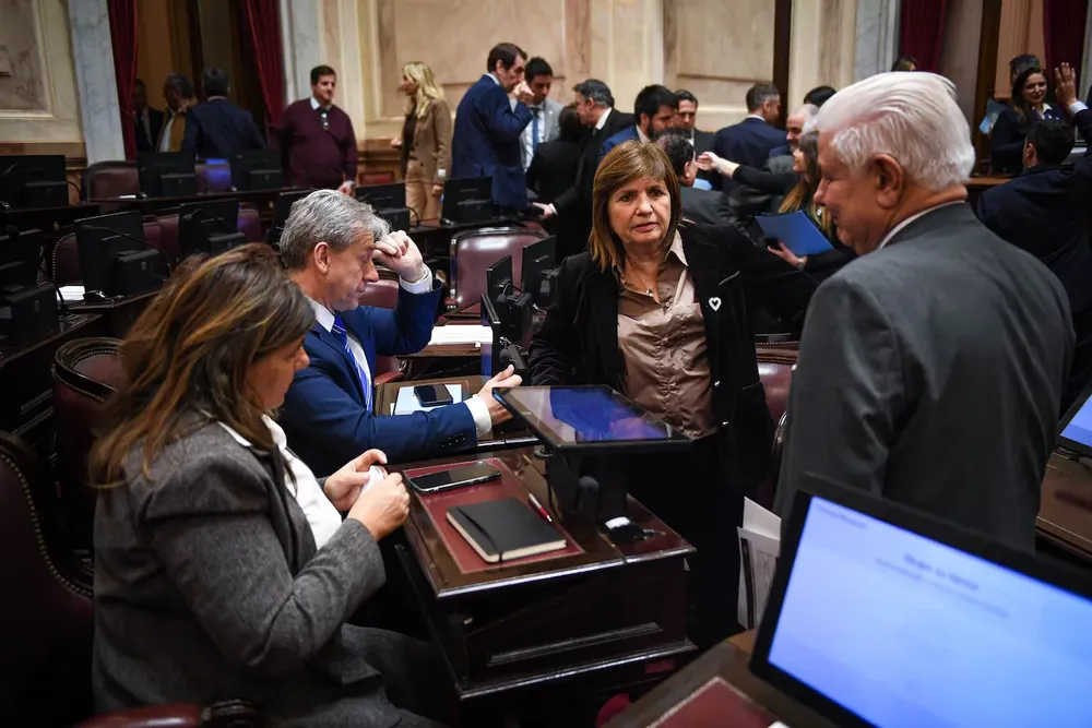 los-senadores-libertarios-patricia-bullrich-y-agustin-monteverde-conversan-en-el-recinto-con-los-radicales-eduardo-vischi-y-mariana-juri-foto-charly-diaz-azcue-comunicacion-senado-WKZK2D7Z3BDX7BCLUSTMGDI2TY